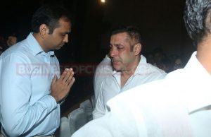 Watch: Salman Khan Breaks Down At Rajjat Barjatya's Prayer Meet