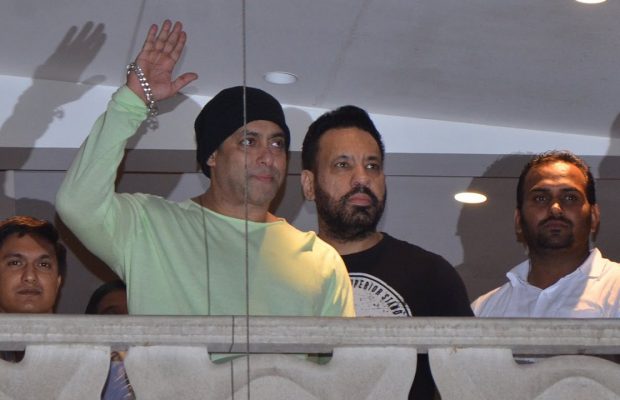 Watch: Fans Go Crazy When Salman Khan Arrives At His Galaxy Balcony