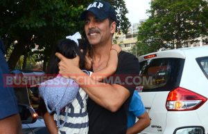 Snapped: Akshay Kumar Hides Baby Nitara's Face, Her Expressions Are Too Adorable!