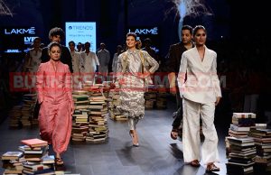 Hot Or Not: Jacqueline Fernandez As The Showstopper In Lakme Fashion Week 2016
