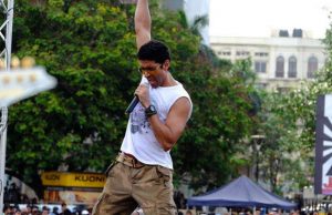Farhan Akhtar Does An Aerial Act For Jaago!