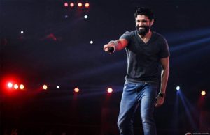 OMG!! This Is How Farhan Akhtar Mesmerized A Female Fan!!