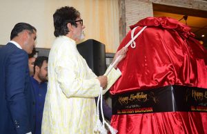 WOW! Amitabh Bachchan's Fan Gifted Him This On His Birthday! - Watch Video