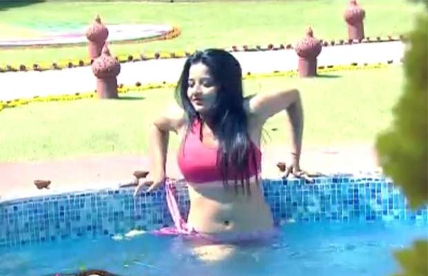 Bigg Boss 10: Monalisa Takes A Hot Dip In The Pool, Look Who Joins Her!