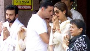 Watch: Emotional Shilpa Shetty CRIES And HUGS Akshay Kumar At Father's Funeral