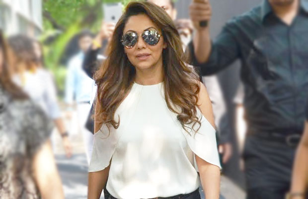 Shocking! Shah Rukh Khan’s Wife Gauri Khan Offers Money To A Photographer To Delete Her Photo