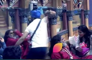 Bigg Boss 10: Manu Punjabi Hits Om Swami After He Touches Monalisa Inappropriately