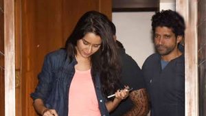 Watch: Shraddha Kapoor Spotted Leaving Farhan Akhtar's Residence