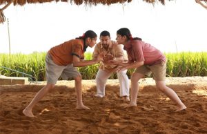 Aamir Khan Keeps Up His Promise, Holds A Screening Of Dangal in Balali