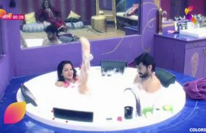 Bigg Boss 10: Monalisa And Gaurav Chopra Get Intimate In Bathtub, Here's How Manu Punjabi Reacted!