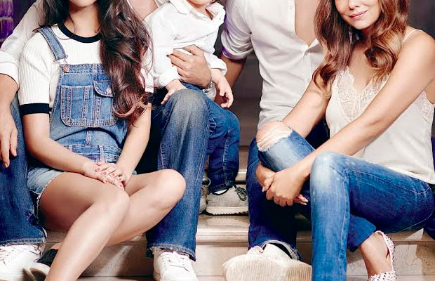 A Photo Of Shah Rukh Khan With His Wife Gauri And Kids Reminds You Of K3G Portrait