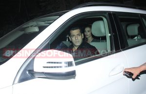 Salman Khan's REACTION After Paparazzi Goes Crazy Clicking The Actor With Iulia Vantur!