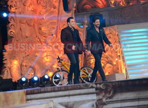 You Won't Believe How Much Shah Rukh Khan And Salman Khan Charged For Hosting Together!