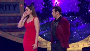 Bigg Boss 10: Oops! Sonakshi Sinha Gets A SLAP On Salman Khan's Show