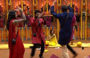 Bigg Boss 10: Housemates Dance To Shah Rukh Khan's Popular Song On Monalisa's Mehendi Ceremony!