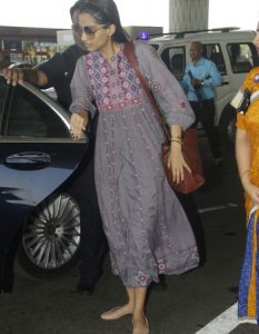 Just In Photos: Sonam Kapoor Spotted At Airport Sans Make-Up