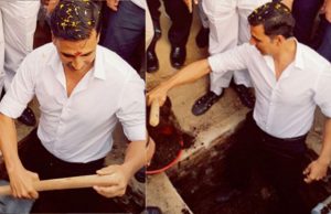 Akshay Kumar Digs A Toilet In Public!