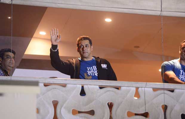 Photos: Salman Khan Greets Fans At Tubelight Trailer Launch!