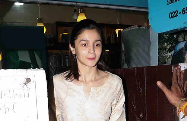 Watch: Alia Bhatt Tries A New Look At Salon For Her Next!