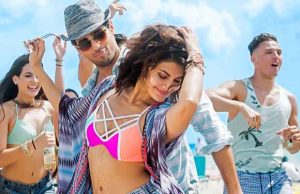 When Sidharth Malhotra And Jacqueline Fernandez Turned 'Baat Ban Jaye' Shoot Into A Beach Party!