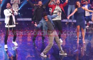 Photos: Shah Rukh Khan Dances His Heart Out At Jab Harry Met Sejal Promotions On Dance Plus Season 3
