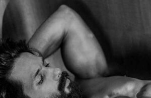 HOT PHOTO: Shahid Kapoor Sets Screens On Fire With This Shirtless Snap