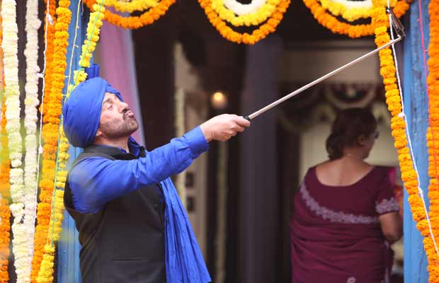 Sunny Deol Turns Selfie Addict In Poster Boys