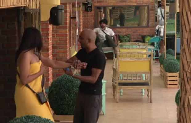 Bigg Boss 11: Arshi Khan Steps Out Wearing Only A Towel In Front Of Hiten Tejwani And Vikas Gupta!