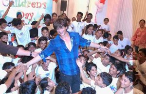 Shah Rukh Khan Celebrates Children's Day On The Set!