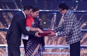 Watch: Akshay Kumar's This Gesture Leaves Amitabh Bachchan Embarrassed At IFFI 2017!