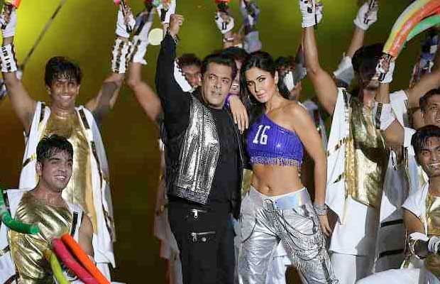Watch: Salman Khan-Katrina Kaif Give Audience A Thrilling Experience With Their Dance Moves At ISL 2017 Opening!