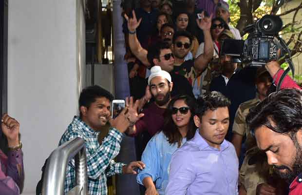 Team Fukrey Returns Promote Their Film At Metro Station!