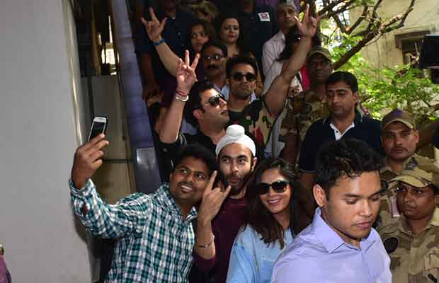 Team Fukrey Returns Promote Their Film At Metro Station!