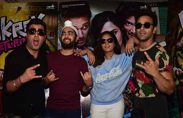 Team Fukrey Returns Promote Their Film At Metro Station!