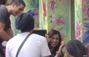 Bigg Boss 11: Arshi Khan Asks Something Very Shocking To Vikas Gupta That Leaves Him Embarrassed!