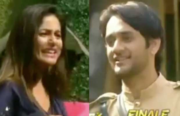 Bigg Boss 11: Vikas Gupta Turns Cruel, Makes Hina Khan To Step On Her Mother’s Photo!