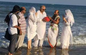 Boney Kapoor And Daughters Janhvi, Khushi Immerse Sridevi's Ashes In Rameswaram