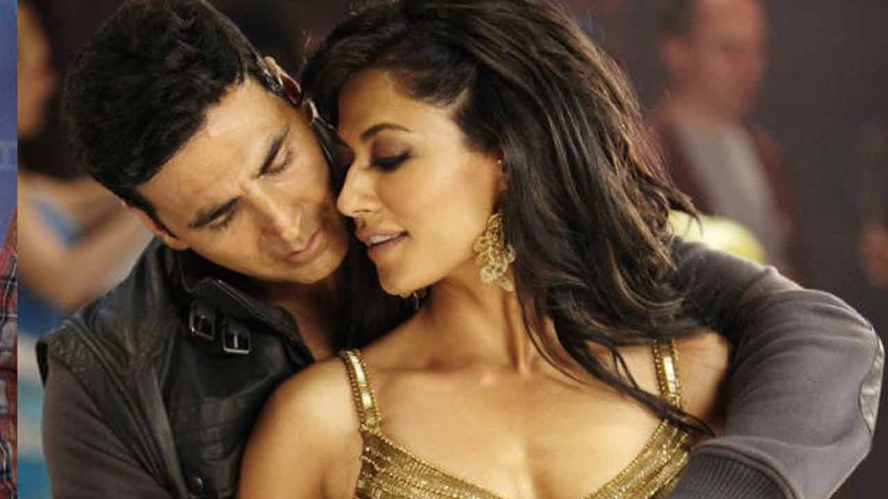 Desi Boyz Pair Akshay Kumar And Chitrangda Singh Are Back Promoting The Same Apparel Brand!