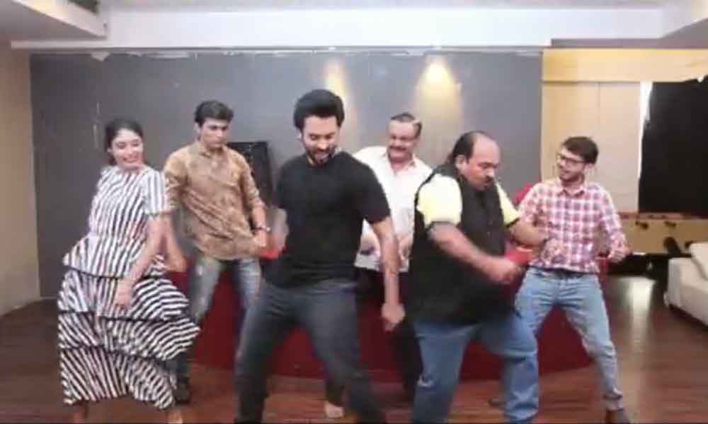 Dancing Uncle Aka Sanjeev Shrivastva Grooves To The Much Loved Kamariya Song From Mitron