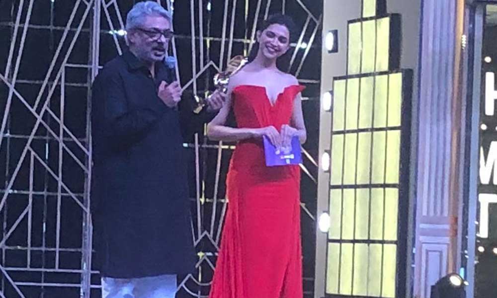 Sanjay Leela Bhansali Wins Best Director At The Zee Cine Awards!