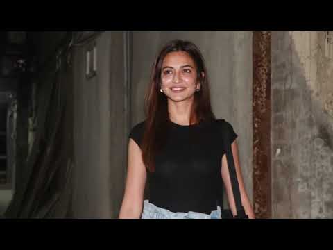 Videos : Kriti Kharbanda Spotted At Bandra