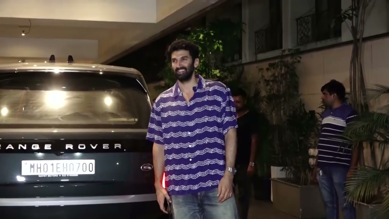 Videos : Aditya Roy Kapoor, Akanksha Sharma Spotted At Bandra