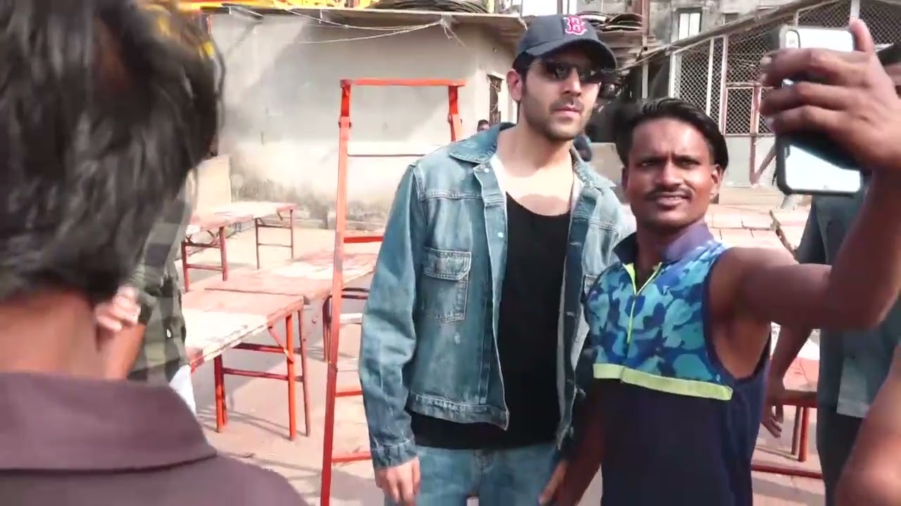 Video : Kartik Aaryan Spotted At Versova Jetty