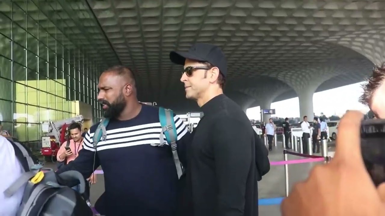 Videos : Hrithik Roshan And Akshay Oberoi Spotted At The Airport