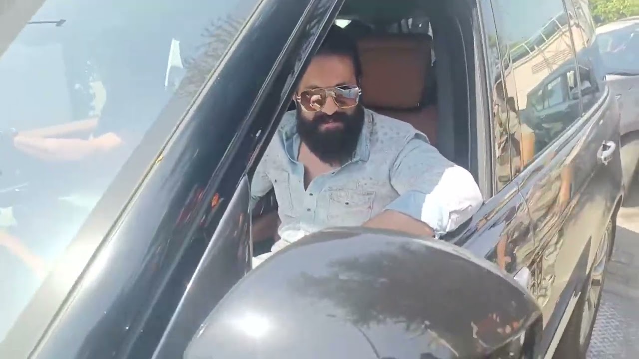 Videos : Kgf Star Yash Spotted At Kalina Airport