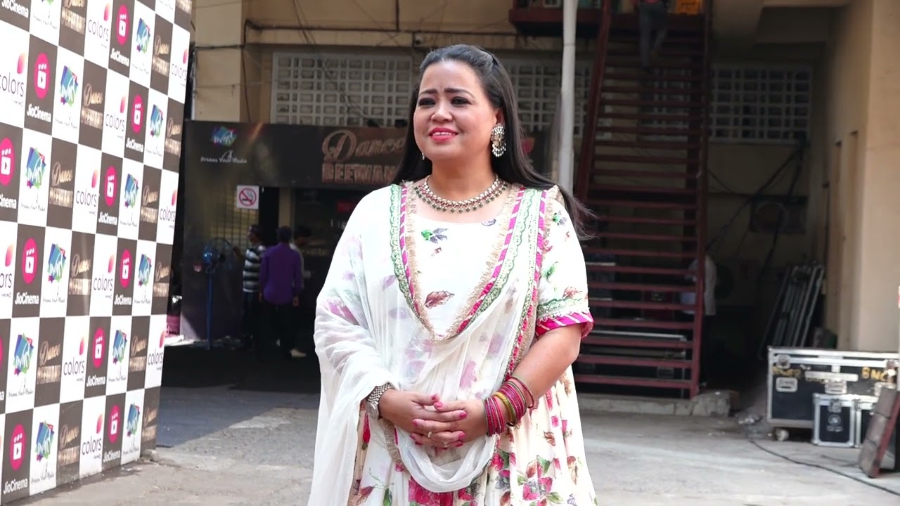 Videos : Uncut Video : MADHURI DIXIT, SUNIEL SHETTY & BHARTI SINGH SPOTTED AT DANCE DEEWANE SET